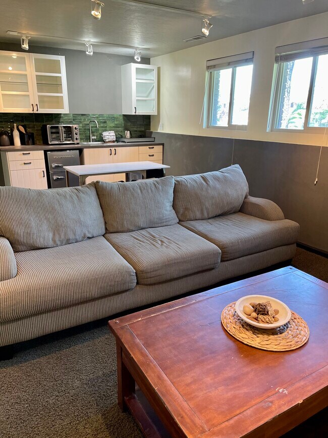 Building Photo - 9908 S Falconhurst Dr