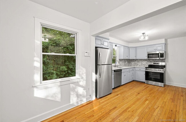 Building Photo - 412 Main St