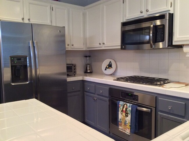 Building Photo - Charming Upper End Unit 2 Bed 2 Bath Condo
