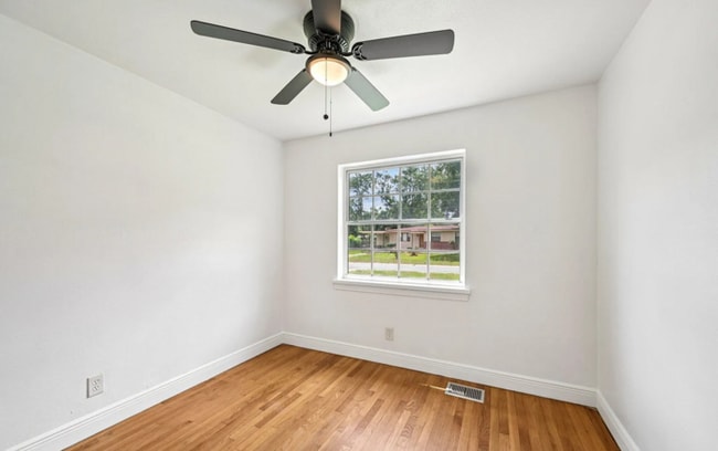 Building Photo - !!MOVE IN SPECIAL: 1 Month Free on a 13 months lease!! Beautiful 3 Beds 2 Baths Home with Spaciou...