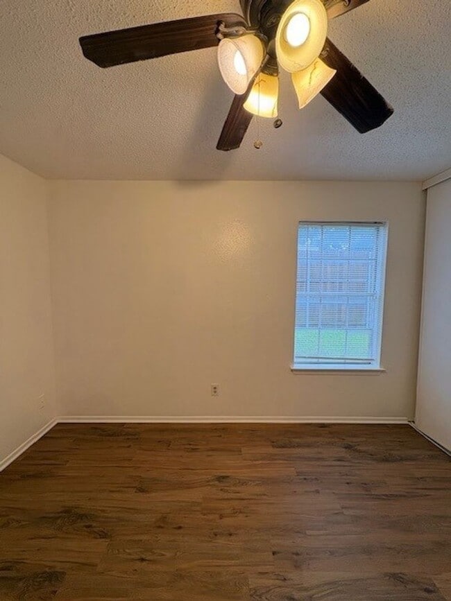 Building Photo - 3 Bedroom Duplex!