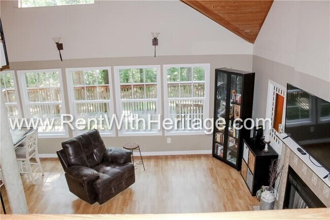 Building Photo - Charming Rustic Cabin Home on 2 Acres / Na...