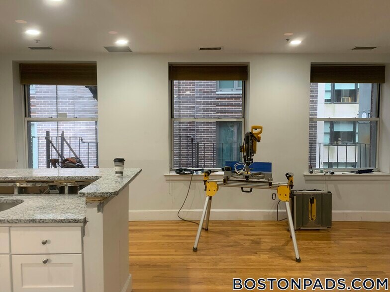 Building Photo - 140 Boylston St