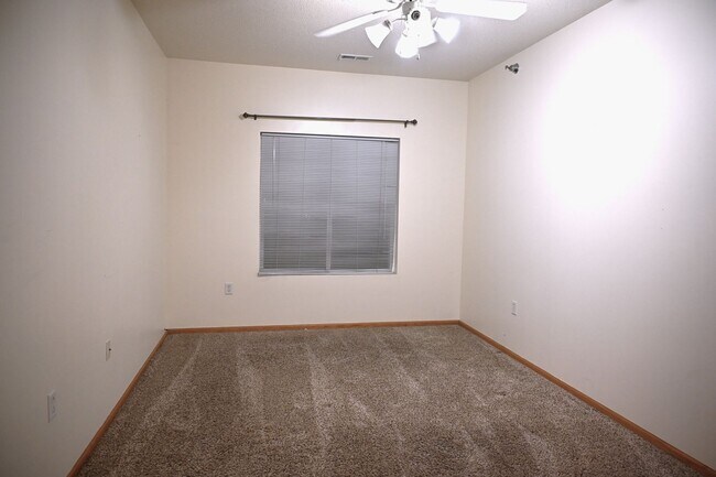 Building Photo - Spacious 3-Bedroom Ground-Floor Condo for rent in the Heart of Ankeny