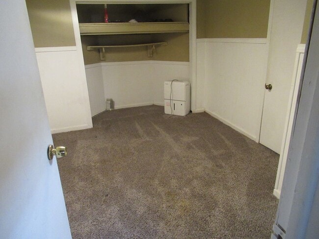 Building Photo - 3 bedroom house with garage