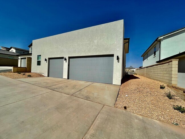 Building Photo - Like New! Three Bedroom Home in Desert Color