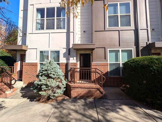 Building Photo - Beautiful, 3 bed, 2 bath Townhome Located ...