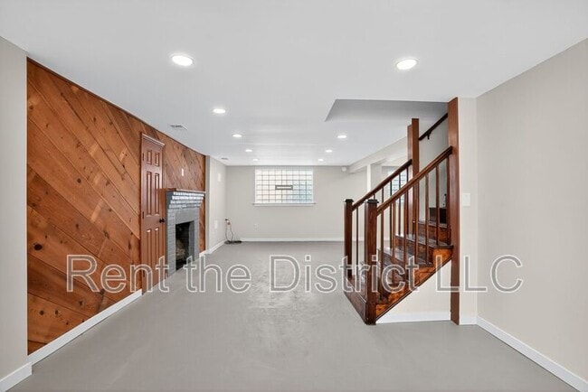 Building Photo - 3225 Chestnut St NE