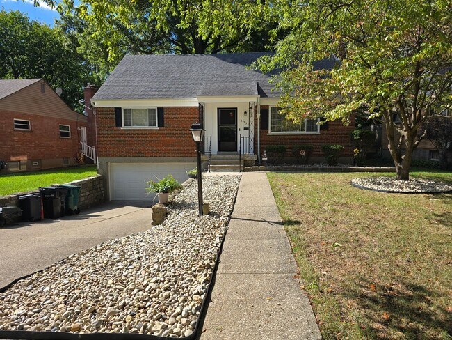 Building Photo - Hidden Gem - 4 Beds | 2.5 Baths | 2-Car Ga...