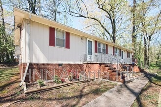 Building Photo - 2555 Lloyd Rd