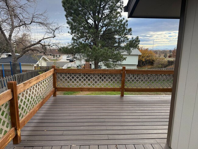 Building Photo - 4 bedroom, 2 bath home with 2 car garage, with mountain views