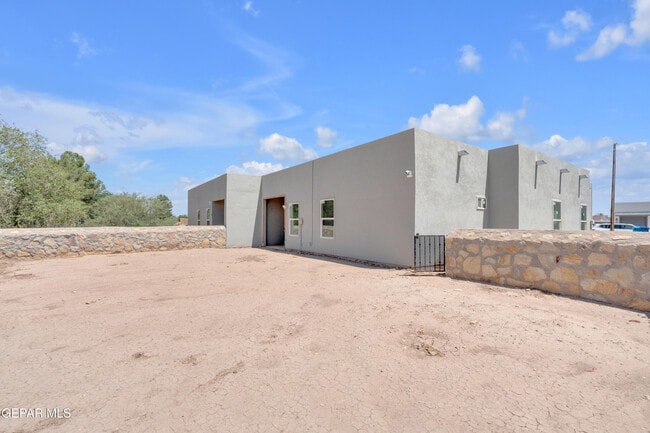 Building Photo - 815 TS Daniel Cadena Dr