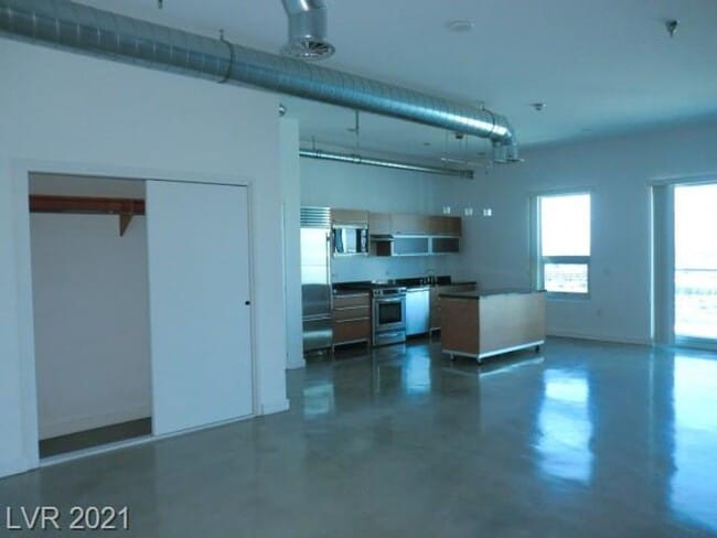 Building Photo - Absolute beauty in the heart of the Arts D...