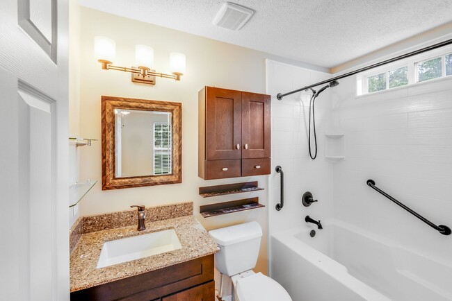 Building Photo - Comfort Meets Function in This 3BR/2BA Ced...