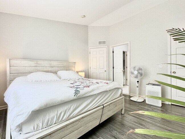 Building Photo - Beautifully Updated 2-Bedroom Townhouse w/...