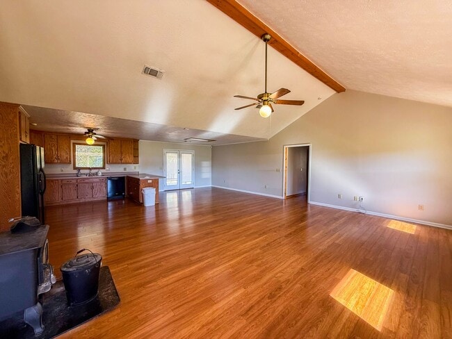 Building Photo - Newly repainted 3-bedroom, 2-bath home