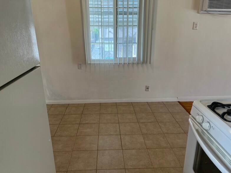 Building Photo - 1126 E Palmer Ave