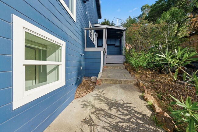 Building Photo - 3 Bed/2.5 Bath Multilevel Home with Amazin...