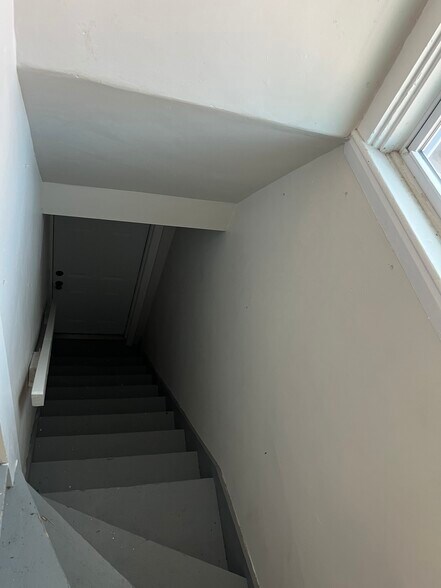 Building Photo - 15 S Elm St