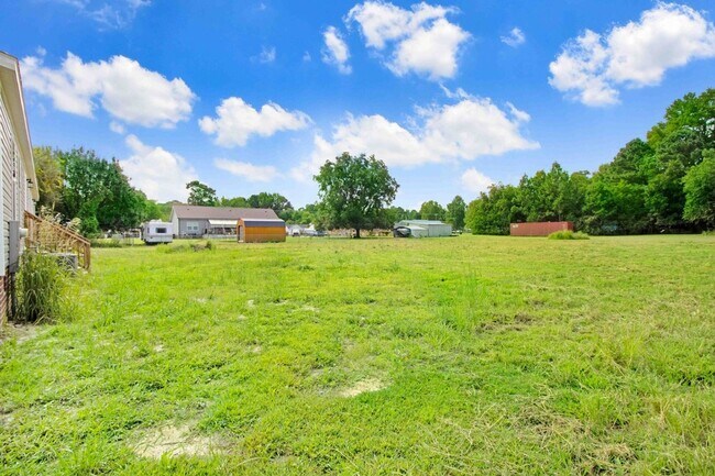 Building Photo - SPACIOUS 4 BR | 3 BA HOME W/ PLENTY OF PRI...