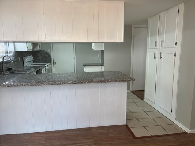 Building Photo - 65 Yewleaf Rd