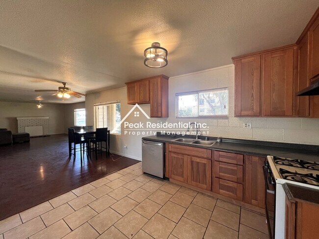 Building Photo - 3201 Leona Cir