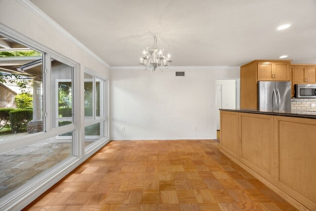 Building Photo - Adorable 3 Bed / 2 Bath Home w/ Detached 2 Car Garage