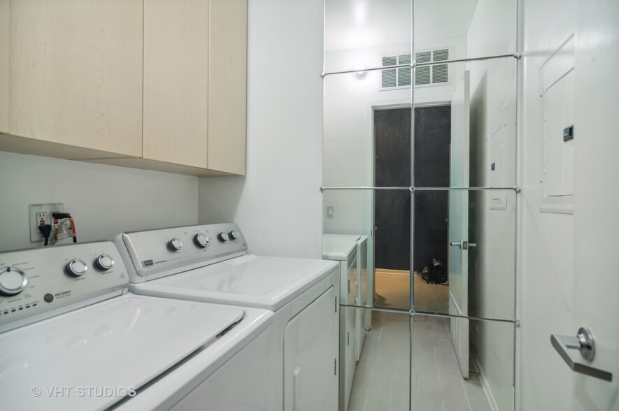 Building Photo - 700 S Clark St