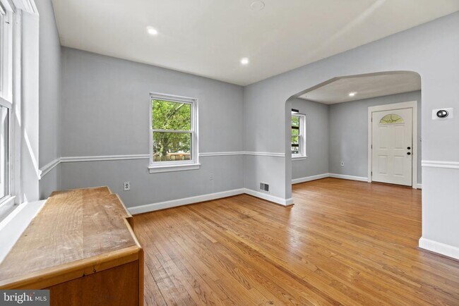 Building Photo - 6014 39th Ave