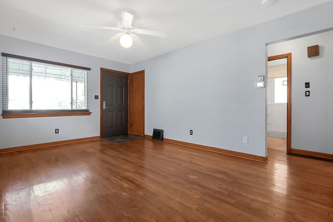 Building Photo - 3 Bed, 1 Bath Single-Family Home – Great L...