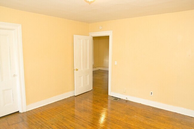 Building Photo - 865-869 Clifford