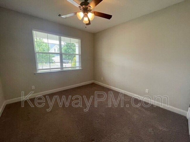 Building Photo - 728 Tree Top Trl