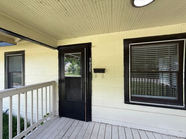 Building Photo - New paint/ hardwood floors 2BD 1 BA
