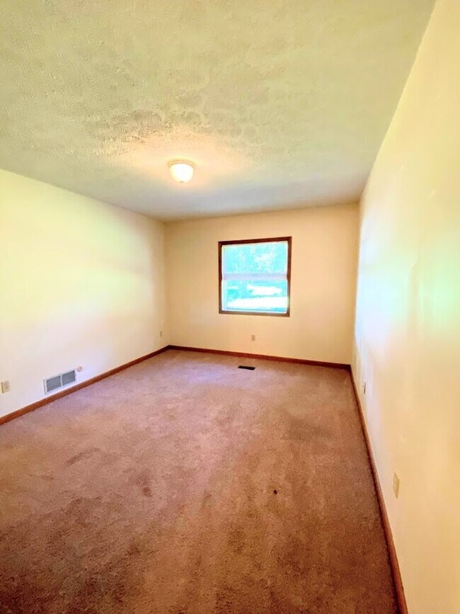 Building Photo - ***AUGUST 2027*** Lower Level 2 bedroom, 2 bath home with large yard (Great for large group!)