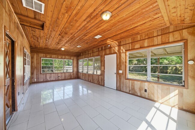 Building Photo - 16957 Glen Eagle Dr N