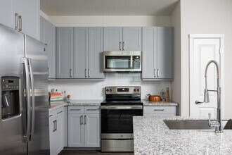Building Photo - Special Offer: Reduced Rates & Free Rent!