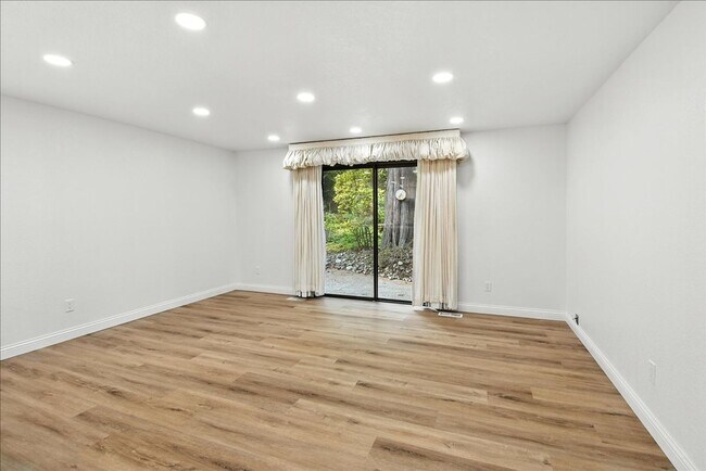 Building Photo - 3bd/2.25ba Edmonds House