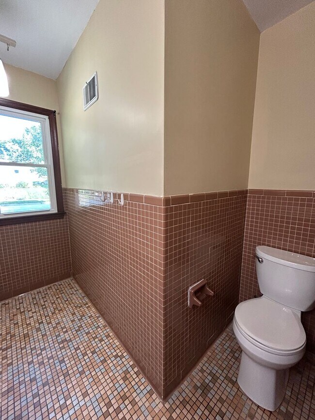 Building Photo - 704 N 74th Ave