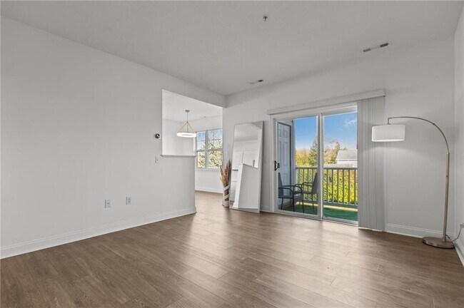 Building Photo - 106 E Mill St