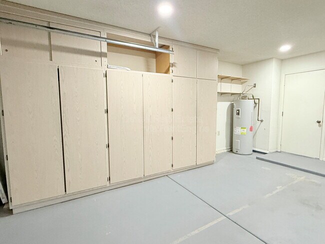 Building Photo - 4536 E Cheyenne Dr