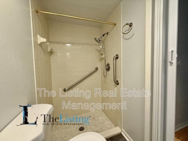 Building Photo - 2131 Ridge Rd S