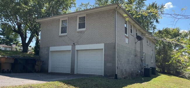 Building Photo - Great 2 Bed 1 Bath Home in East Nashville!