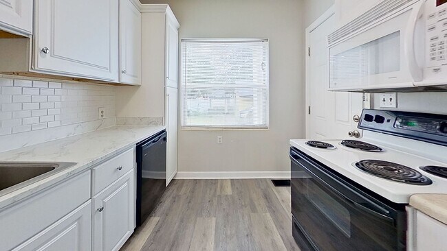 Building Photo - Cute and Charming Renovated Apartment!