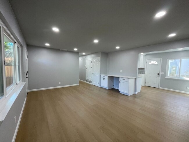 Primary Photo - 831 Sinex Ave