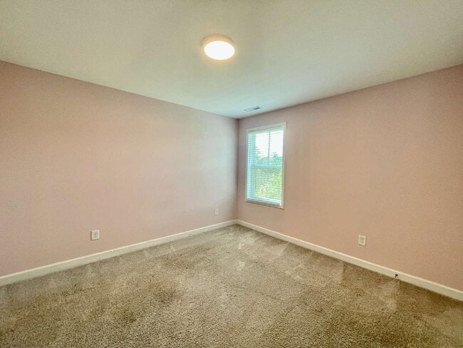 Building Photo - Spacious 4 Bedroom, 2 And A Half Bath Nest...