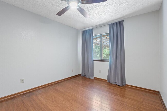 Building Photo - 709 Show Low Ct