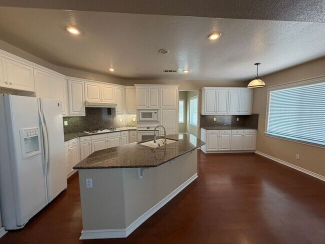 Building Photo - 46263 Drymen Ave