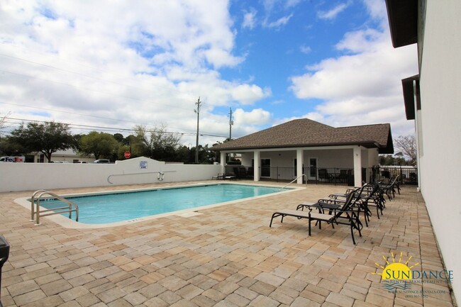 Building Photo - Destin Oaks Townhouse with Community Pool!
