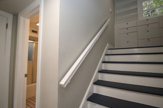 Building Photo - Spacious Student Home in Melrose Heights –...