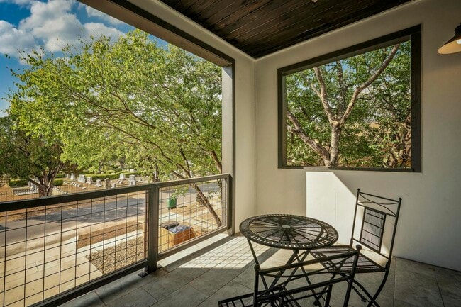 Building Photo - 1417 E Crockett St